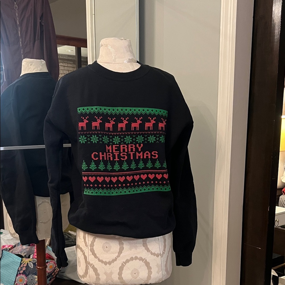 A very 90s Black Christmas‎ Sweatshirt with Reindeer and Trees